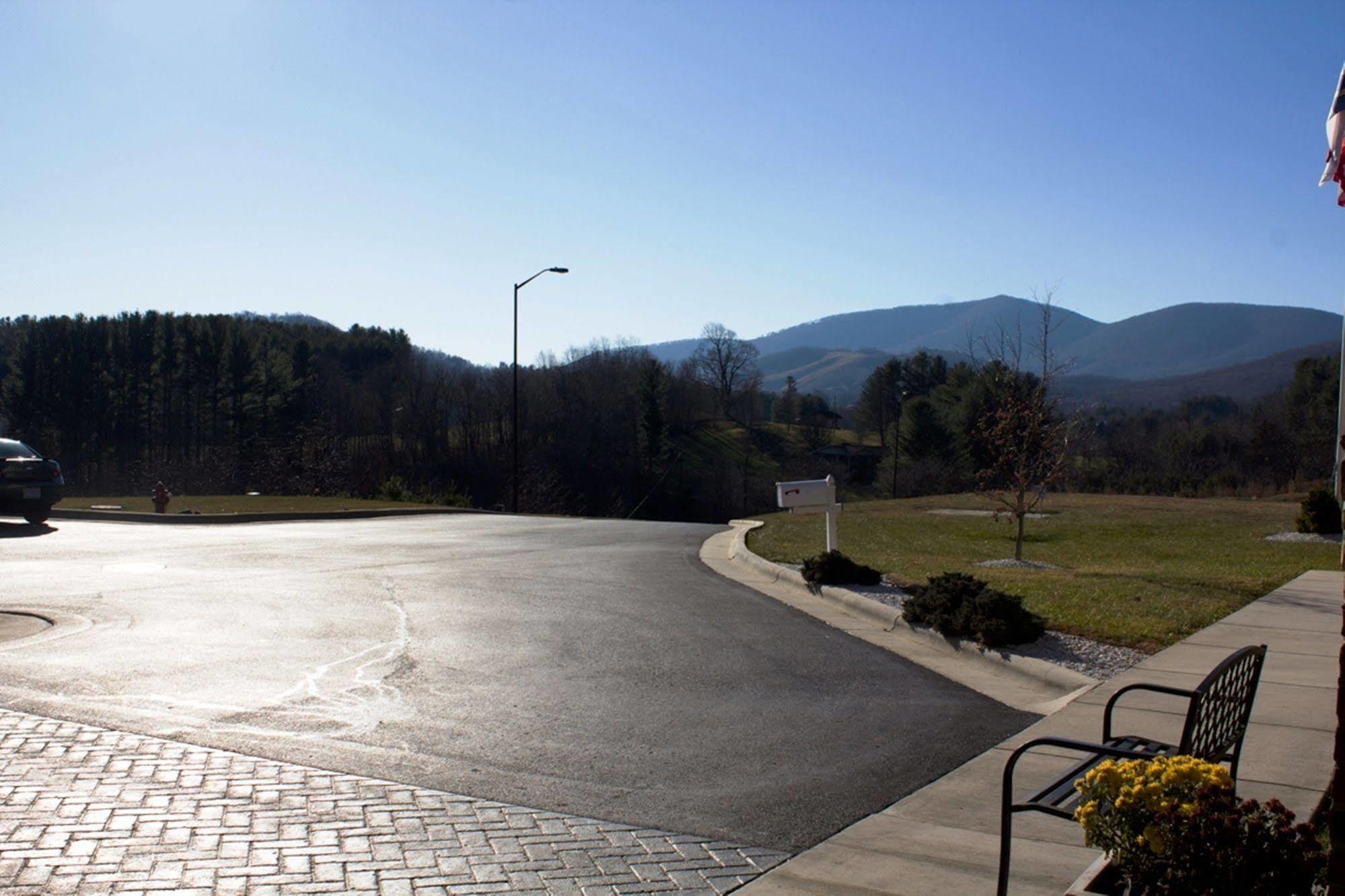 Holiday Inn Express West Jefferson By Ihg Exterior photo